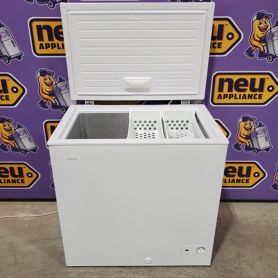Vissani 7 cu. ft. Manual Defrost Chest Freezer in White Garage Ready DCM7QWBWW - Scratch & Dent (Minor)