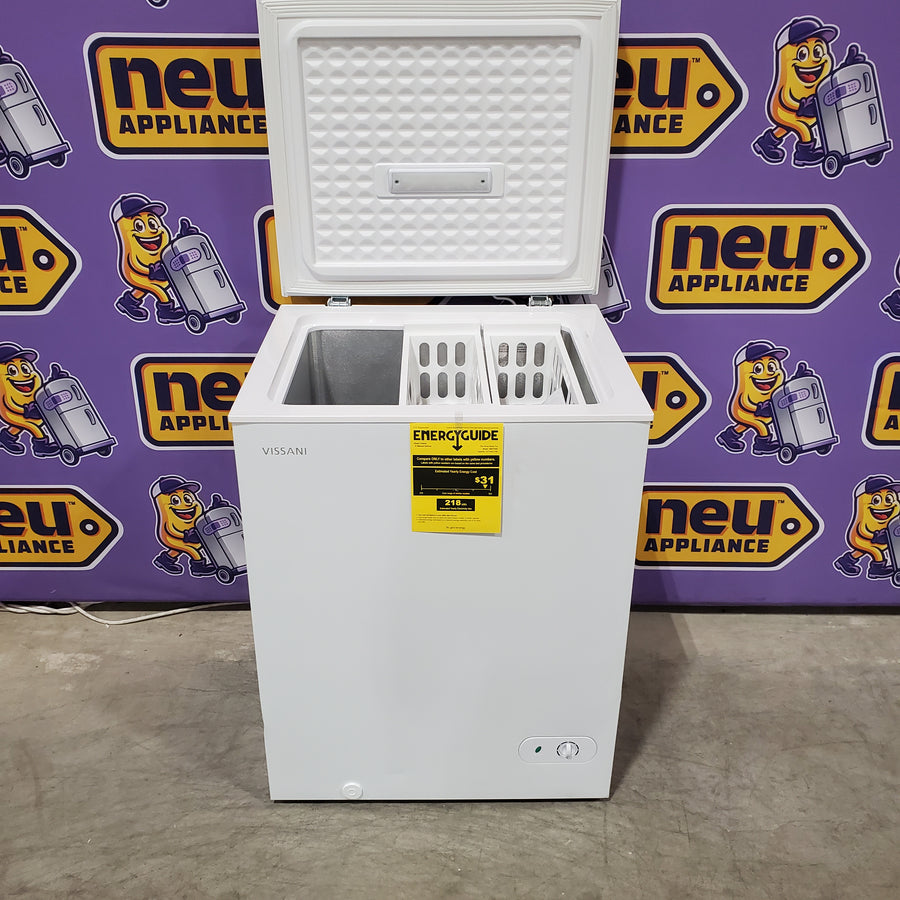 Vissani 5.0 cu. ft. Manual Defrost Chest Freezer with LED Light in White, Garage Ready HMCF5W5 - Scratch & Dent (Major)