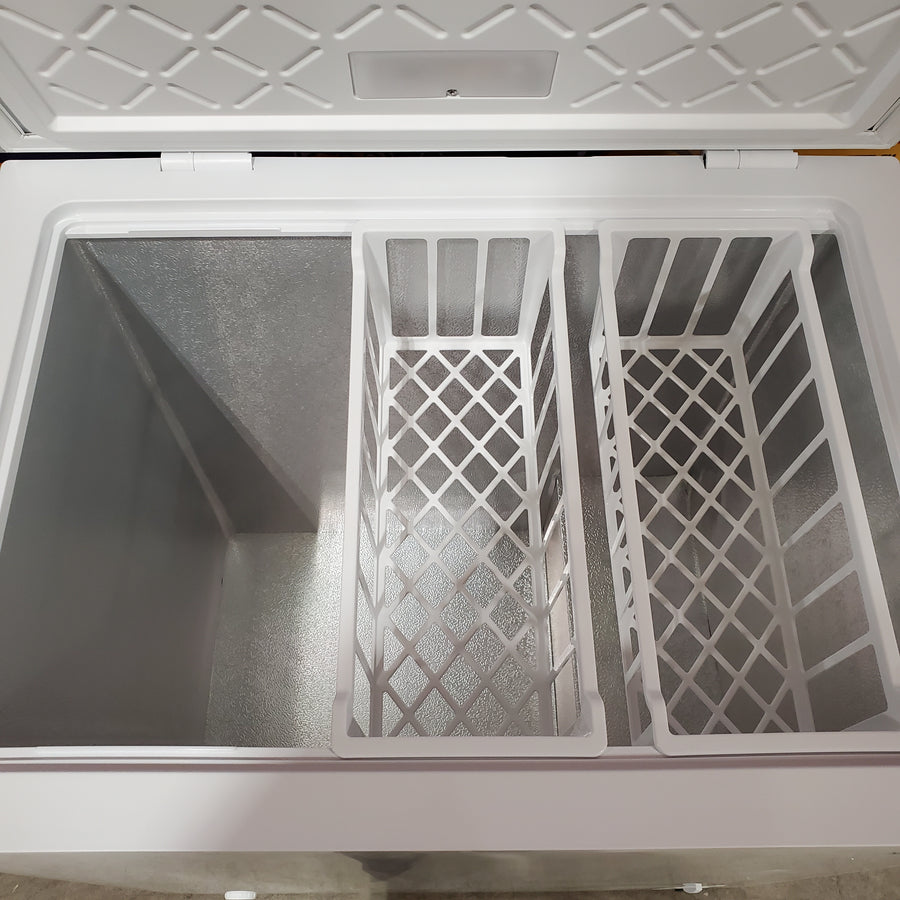 Vissani 7 cu. ft. Manual Defrost Chest Freezer with LED Light Type and Removable Storage Basket in White, Garage Ready MDCF7WH5 - Scratch & Dent (Major)
