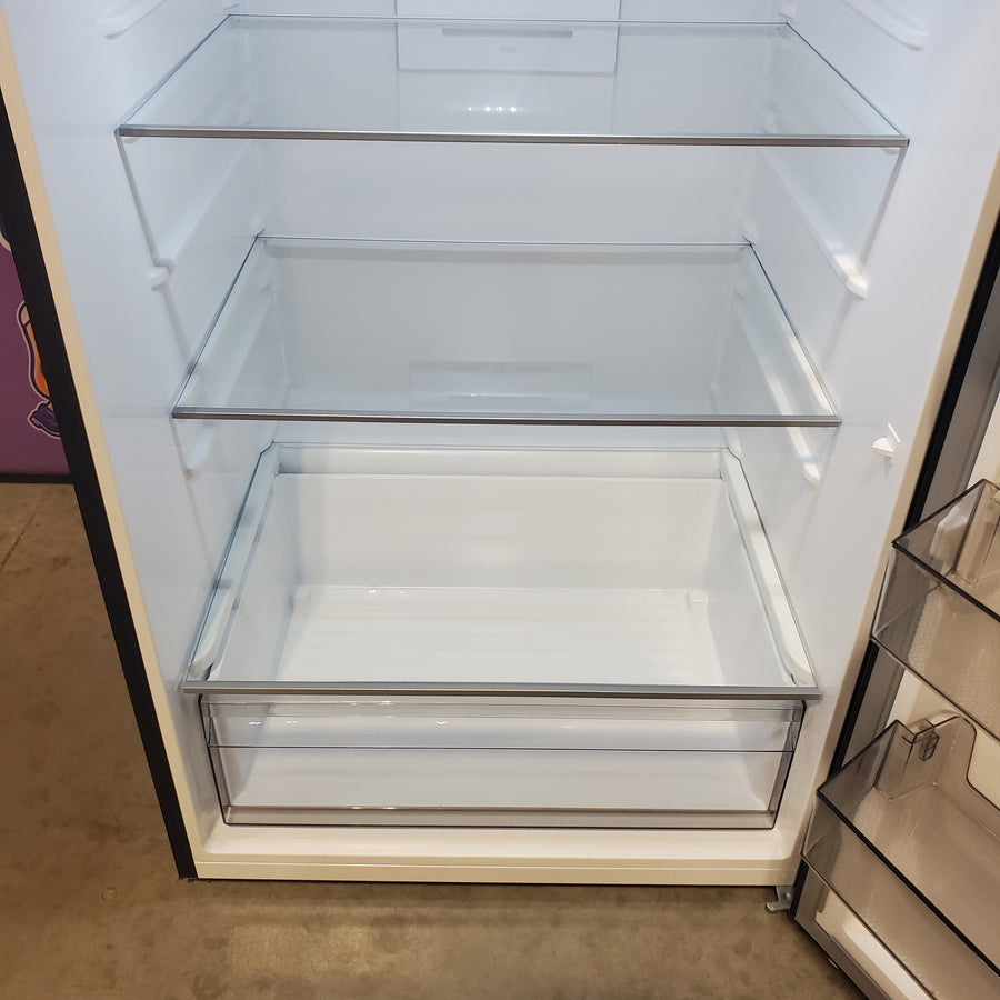 Hisense 18.0-cu ft Standard-Depth 30.0-in Wide Top-Freezer Refrigerator in Black HRT180N6ABD - Open Box