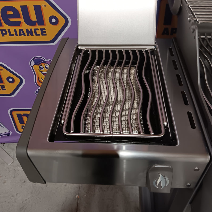 NAPOLEON Rogue PRO 625 Series Black 5-Burner Infrared Natural Gas Grill 1-Side Burner RP625SIB - Open Box