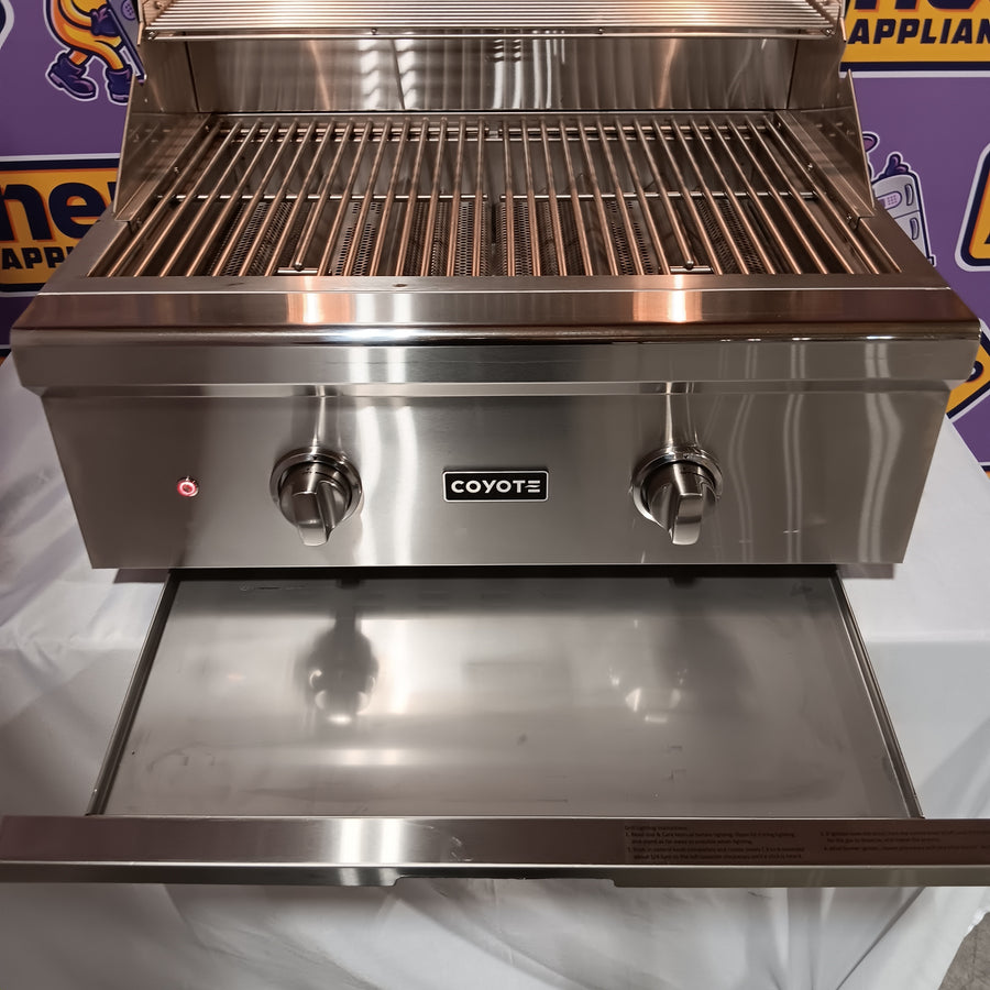 Coyote 28 Inch Built-in Gas Grill with Infinity Burners, Warming Rack, Heat Control Grids, 40,000 Total BTU, Interior Hood Lights, 640 sq. in. Cooking Area and Stainless Steel Grates C1C28LP - Scratch & Dent (Minor)