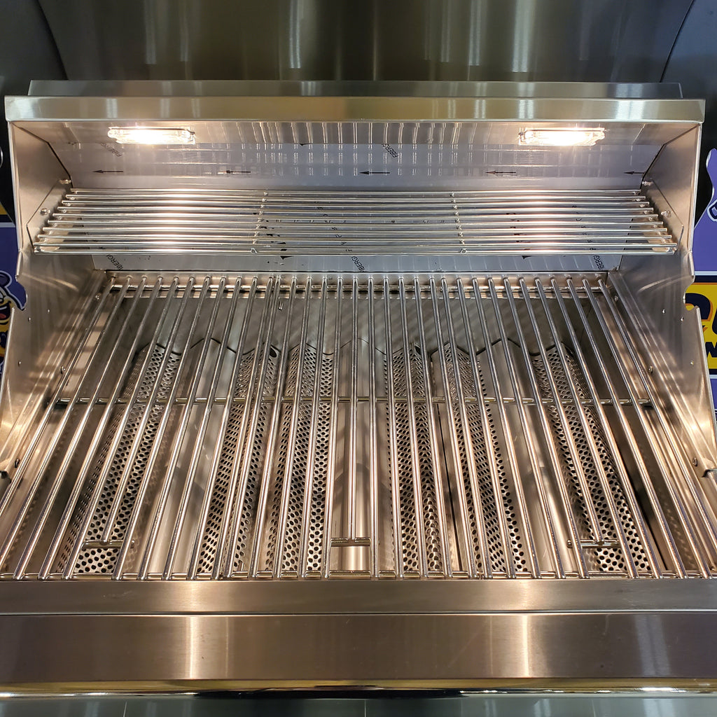 Coyote 30 Inch Built-In Stainless Steel Gas Grill with 640 sq. in. Total Cooking Area, 3 Burner, Interior Lighting, Integrated Windguard, and Smudge Proof Control Panel 1118327 - C3C30NG - Scratch & Dent (Minor)