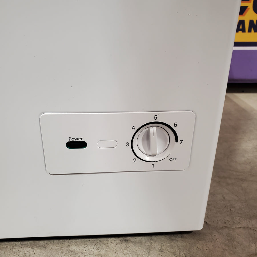 Vissani 7 cu. ft. Manual Defrost Chest Freezer in White Garage Ready DCM7QWBWW - Scratch & Dent (Minor)
