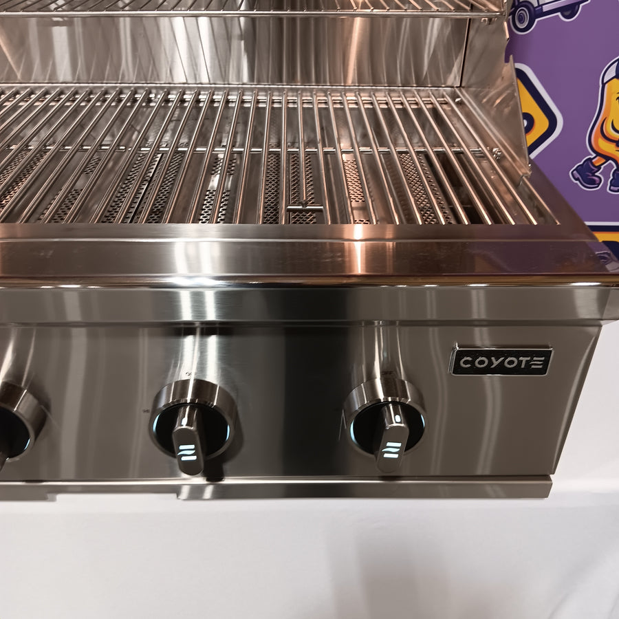 Coyote CL-Series 36-in 4-Burner Built-In Natural Gas Grill w/ Lift-Assist Hood & Safety Valve C3CL36NG - Scratch & Dent (Moderate)