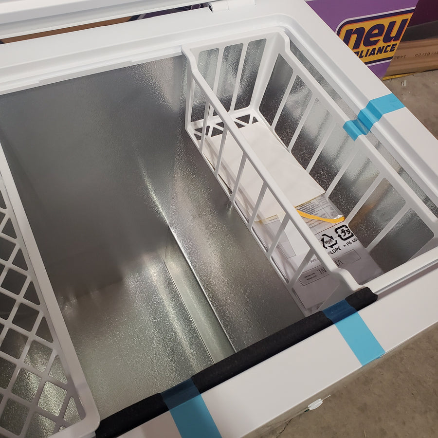 Vissani 7 cu. ft. Manual Defrost Chest Freezer with LED Light Type and Removable Storage Basket in White, Garage Ready MDCF7WH5 - Scratch & Dent (Major)