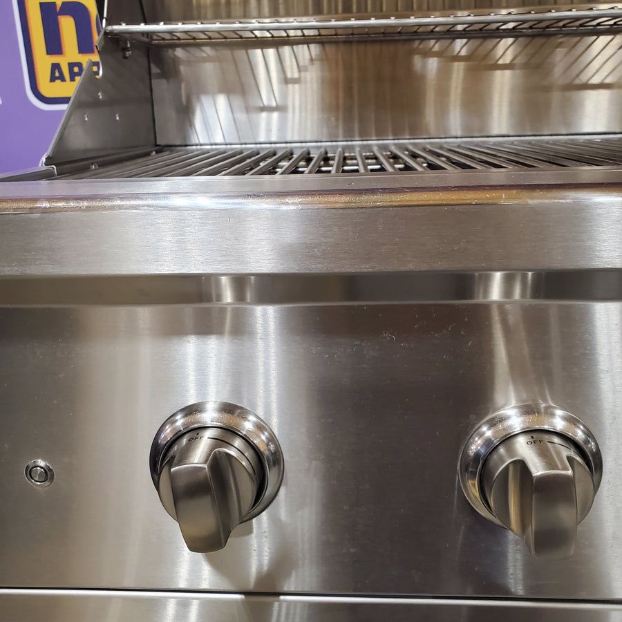 Coyote 36 Inch Built-In Grill with 4 Infinity Burners™, 875 sq. in. Cooking Surface, Interior Grill Lighting and Integrated Wing Guard C2C36NG - Scratch & Dent (Minor)