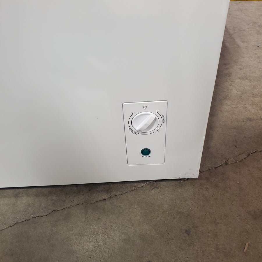 Vissani 7 cu. ft. Manual Defrost Chest Freezer with LED Light Type and Removable Storage Basket in White, Garage Ready MDCF7WH5 - Scratch & Dent (Major)