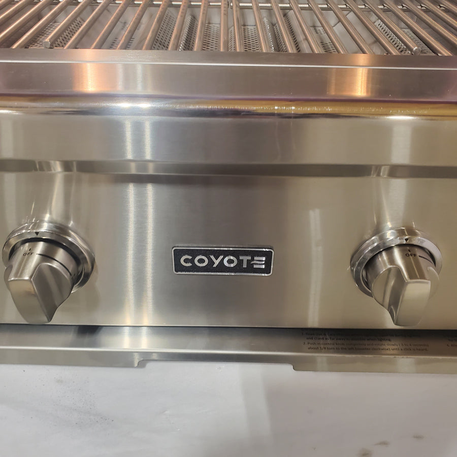 Coyote 28 Inch Built-in Gas Grill with Infinity Burners, Warming Rack, Heat Control Grids, 40,000 Total BTU, Interior Hood Lights, 640 sq. in. Cooking Area and Stainless Steel Grates C1C28LP - Scratch & Dent (Moderate)