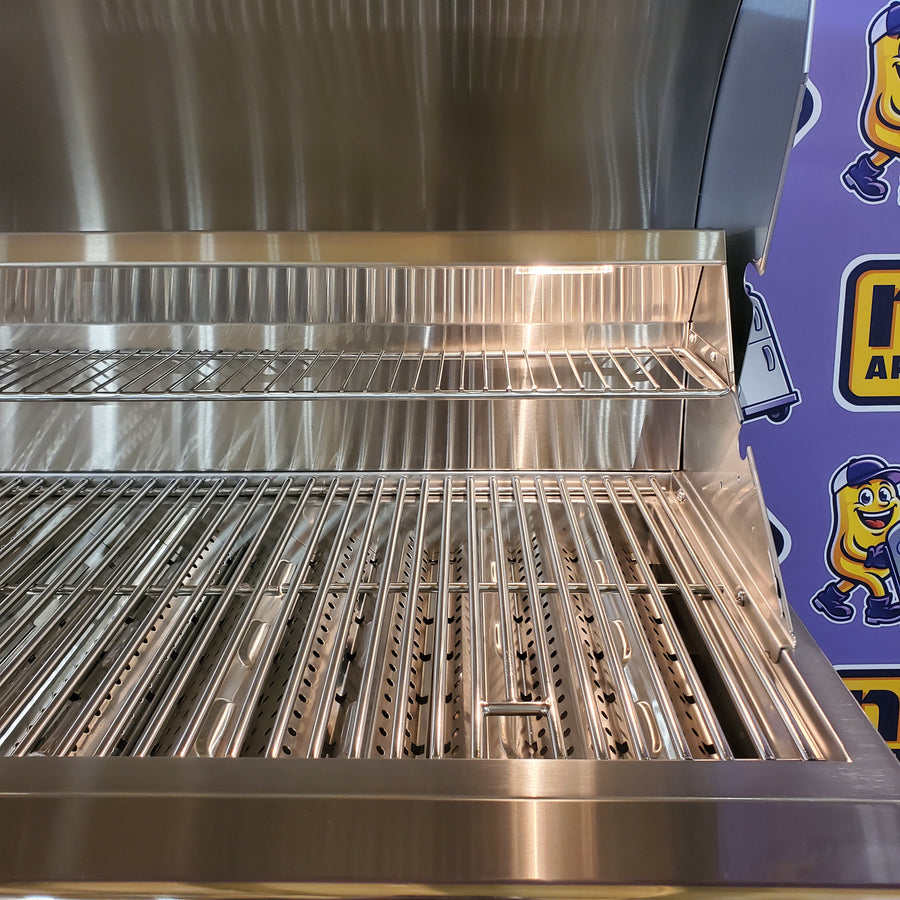 Coyote 42 Inch Built-In Grill with 5 Infinity Burners™, 1275 sq. in. Cooking Surface, Interior Grill Lighting and Integrated Wing Guard C2C42NG - Scratch & Dent (Minor)