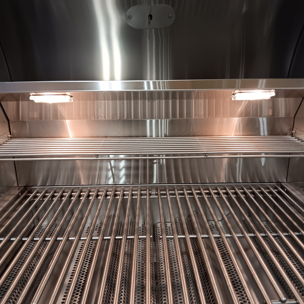 Coyote 28 Inch Built-in Gas Grill with Infinity Burners, Warming Rack, Heat Control Grids, 40,000 Total BTU, Interior Hood Lights, 640 sq. in. Cooking Area and Stainless Steel Grates 1117285 - C1C28LP - Scratch & Dent (Minor)