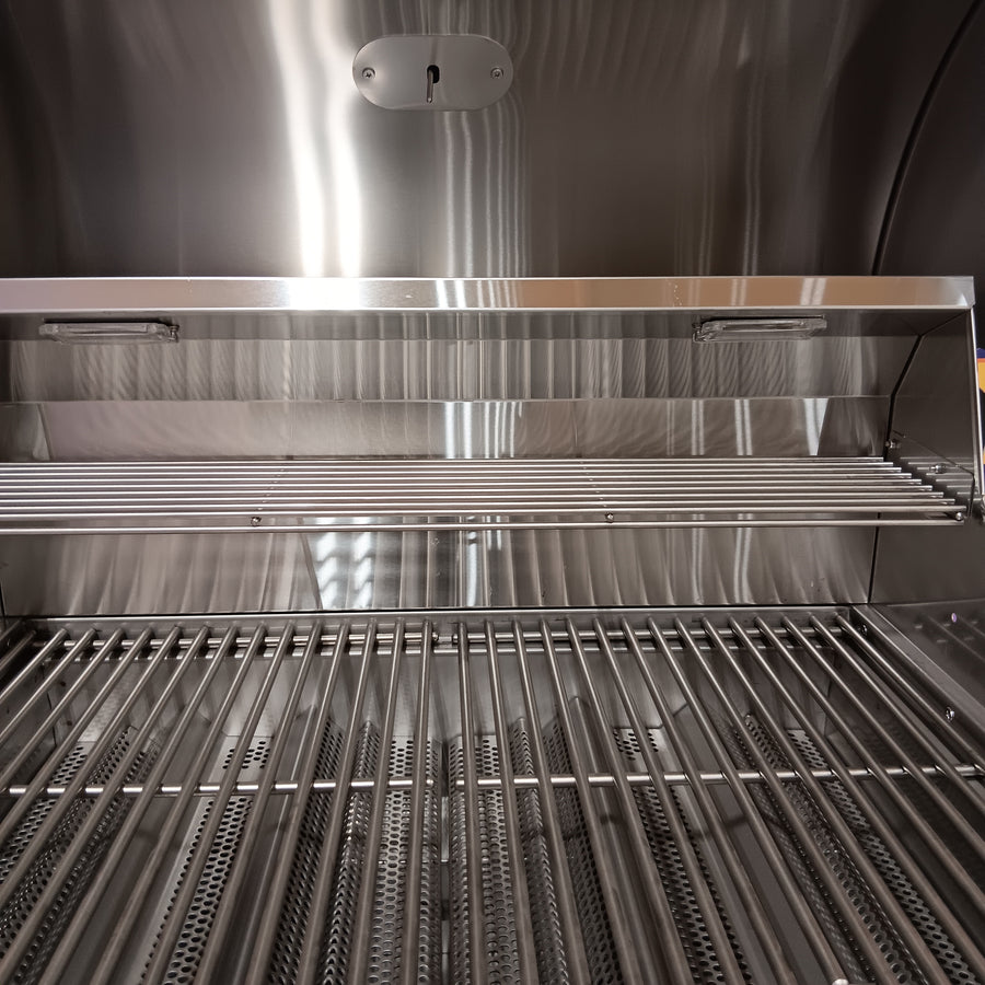Coyote 28 Inch Built-in Gas Grill with Infinity Burners, Warming Rack, Heat Control Grids, 40,000 Total BTU, Interior Hood Lights, 640 sq. in. Cooking Area and Stainless Steel Grates C1C28LP - Scratch & Dent (Minor)