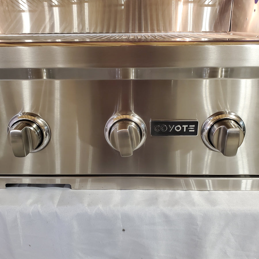 Coyote 42 Inch Built-In Grill with 5 Infinity Burners™, 1275 sq. in. Cooking Surface, Interior Grill Lighting and Integrated Wing Guard C2C42NG - Scratch & Dent (Minor)
