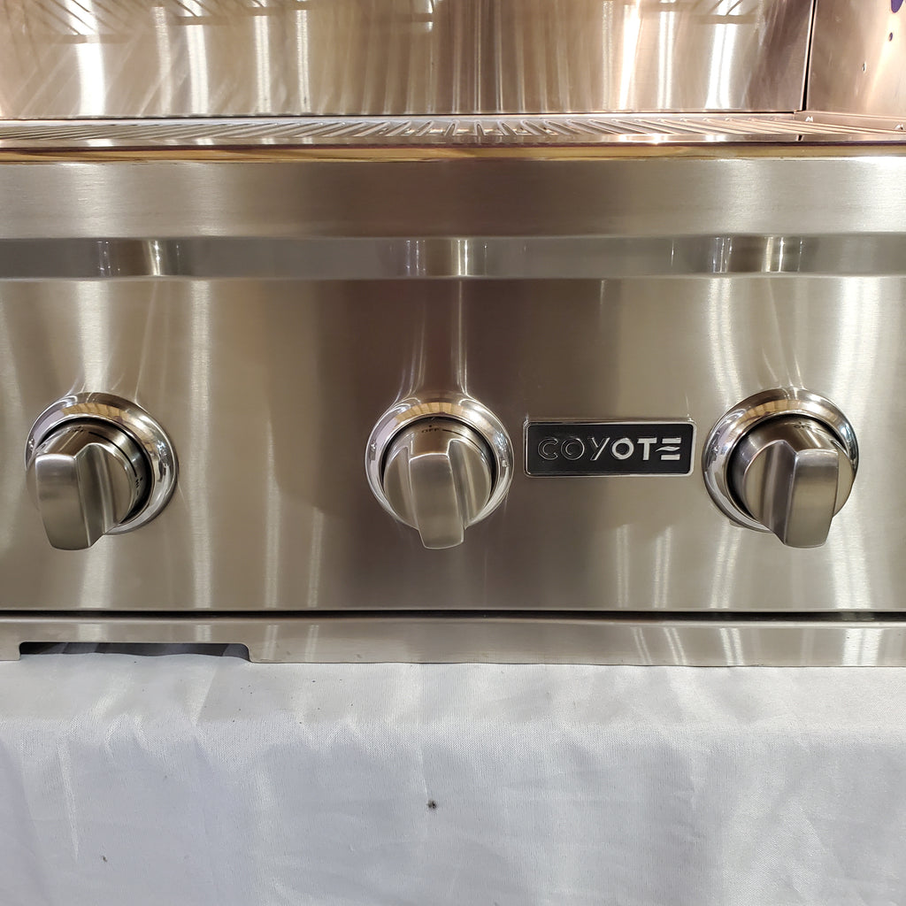 Coyote 42 Inch Built-In Grill with 5 Infinity Burners™, 1275 sq. in. Cooking Surface, Interior Grill Lighting and Integrated Wing Guard 1118339 - C2C42NG - Scratch & Dent (Minor)