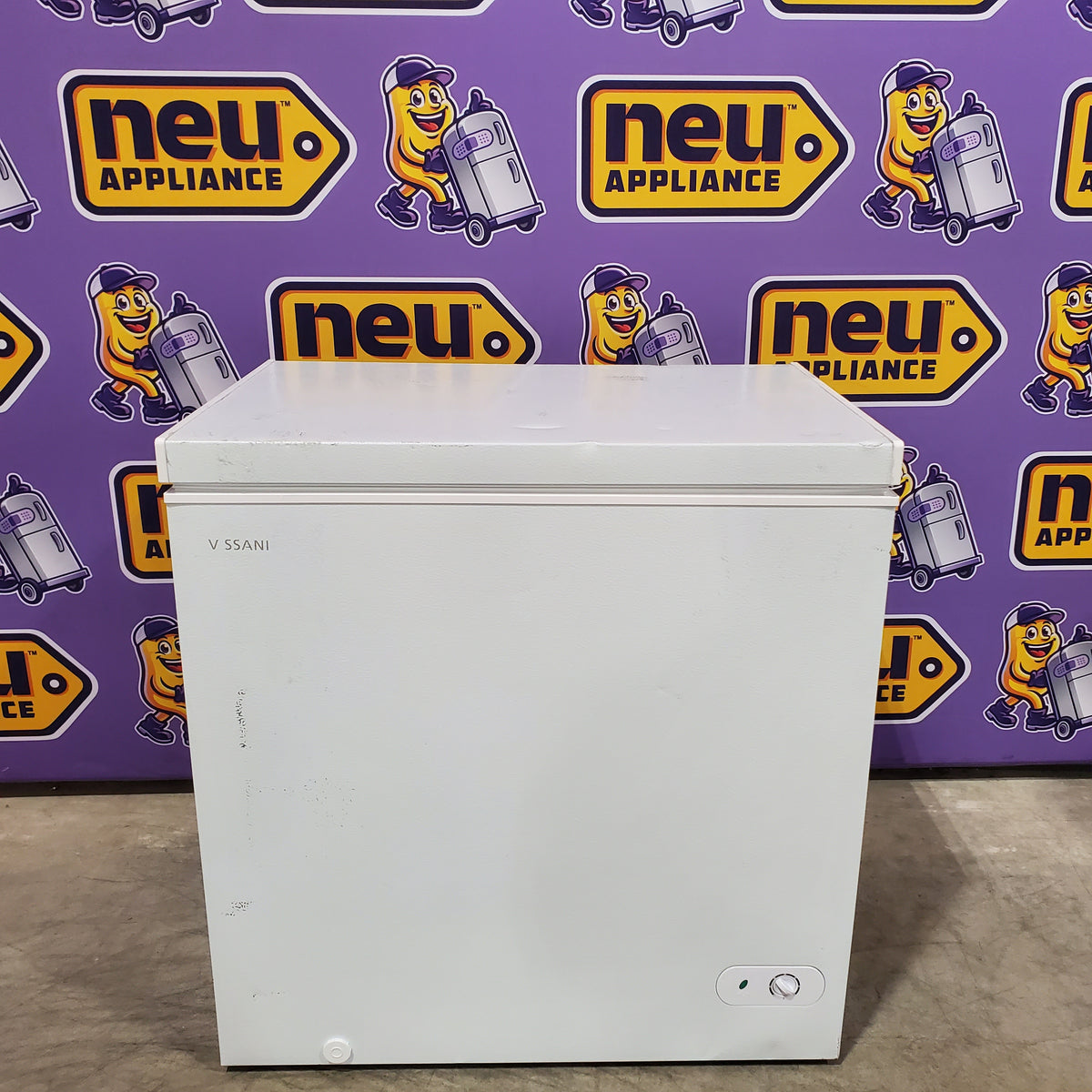 Vissani 7.0 cu. ft. Manual Defrost Chest Freezer with LED Light in White, Garage Ready 25132SD311 - HMCF7W5 - Scratch & Dent (Major)