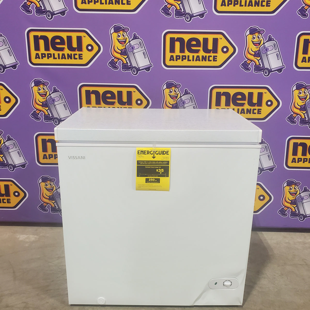 Vissani 7.0 cu. ft. Manual Defrost Chest Freezer with LED Light in White, Garage Ready HMCF7W5 - Open Box