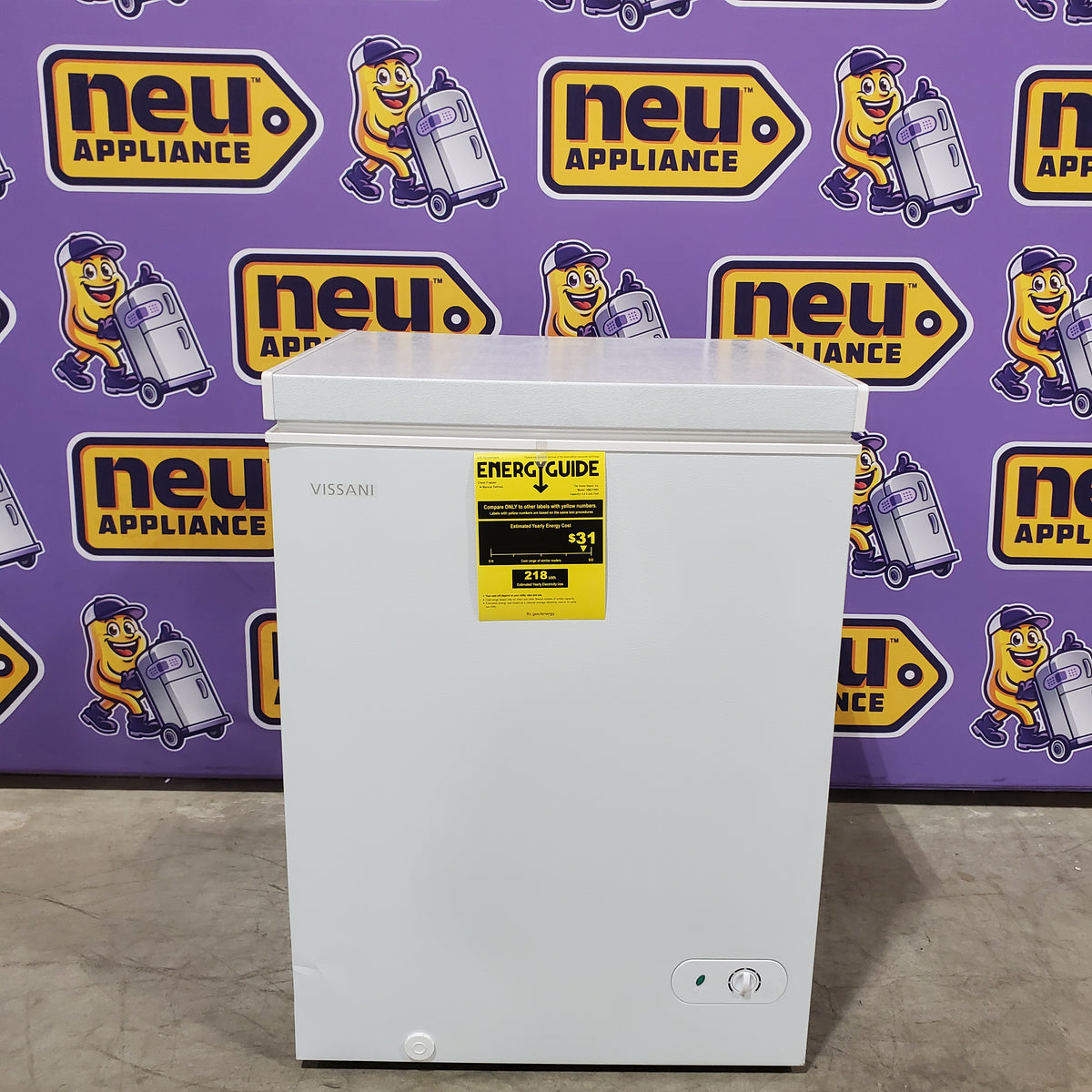 Vissani 5.0 cu. ft. Manual Defrost Chest Freezer with LED Light in White, Garage Ready 25139SD815 - HMCF5W5 - Scratch & Dent (Moderate)