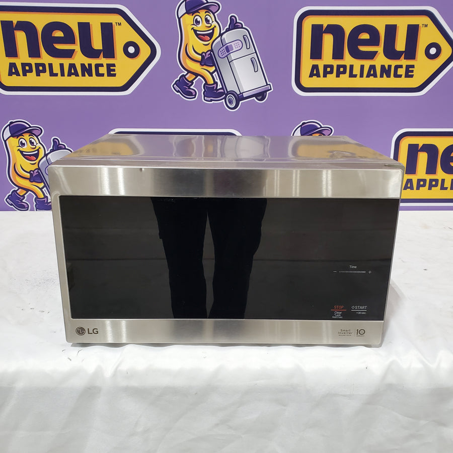 LG  NeoChef™ 0.9 cu. ft. Countertop Microwave with Smart Inverter and EasyClean® LMC0975SD - Scratch & Dent (Minor)