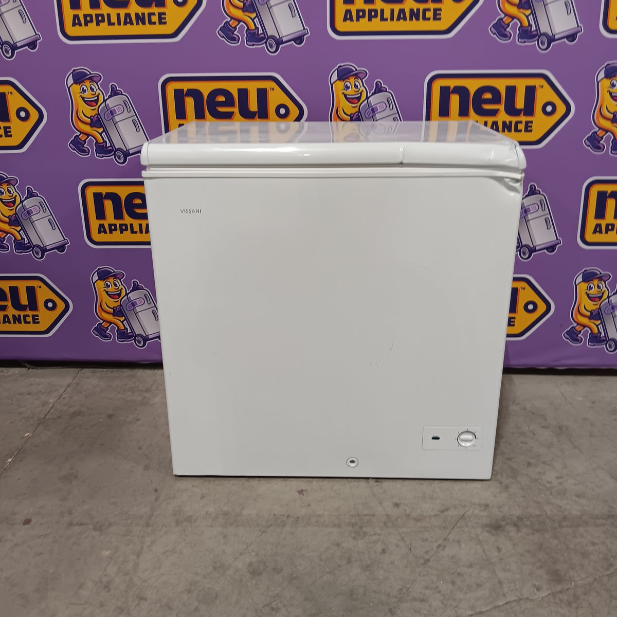 Vissani 6.9 cu. ft. Manual Defrost Chest Freezer in White, Garage Ready with LED Light Type DCM7QRWW - Scratch & Dent (Major)