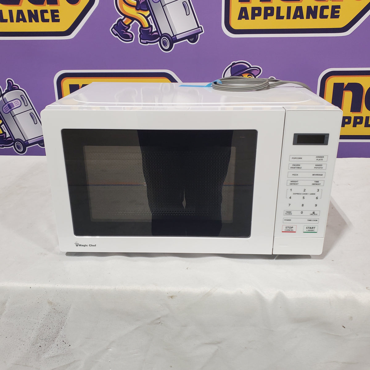 Magic Chef 17.3 in W, 0.7 cu. ft. Countertop Microwave, in White with 700-Watt Cooking Power HMM770W3 - Open Box