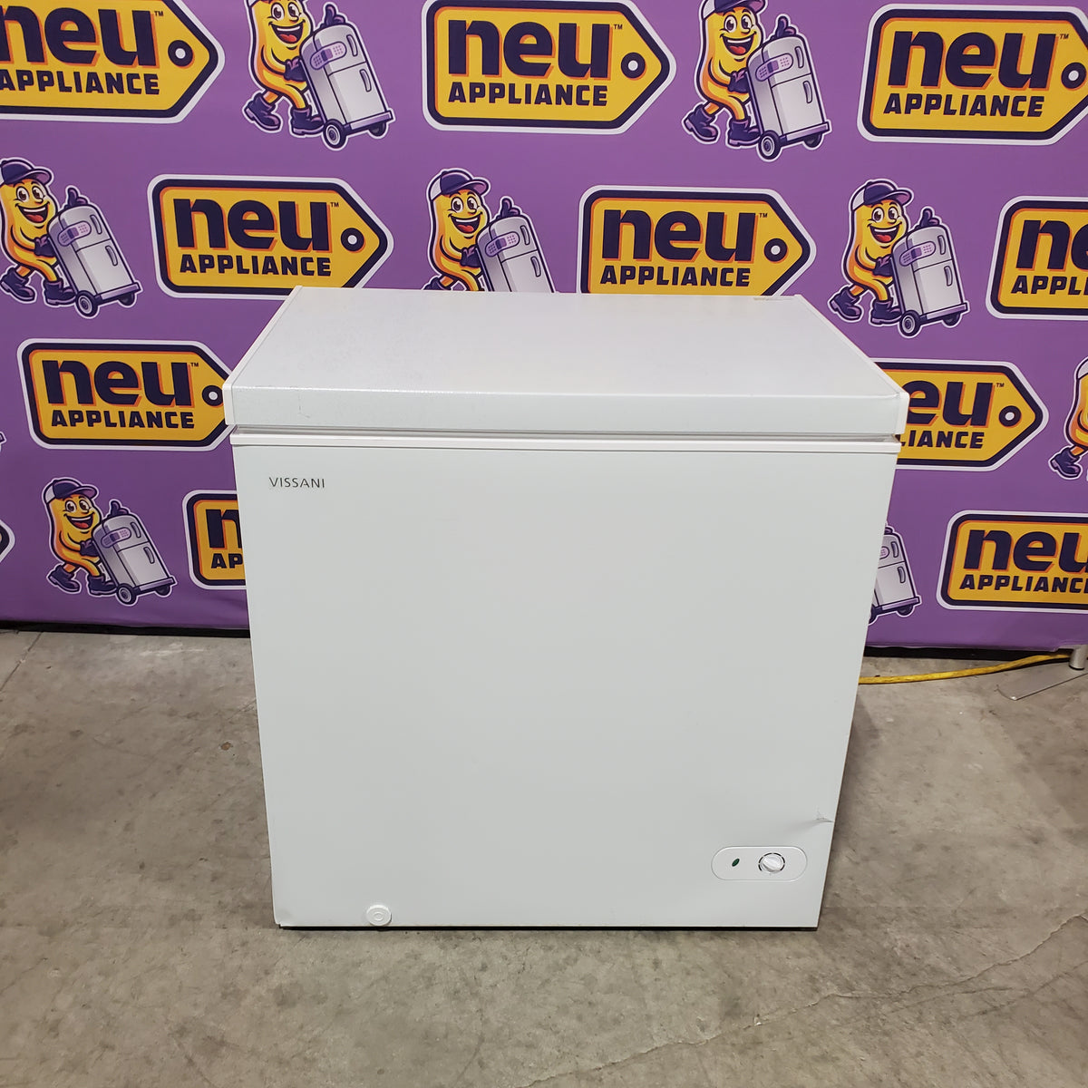Vissani 7.0 cu. ft. Manual Defrost Chest Freezer with LED Light in White, Garage Ready HMCF7W5 - Certified Refurbished
