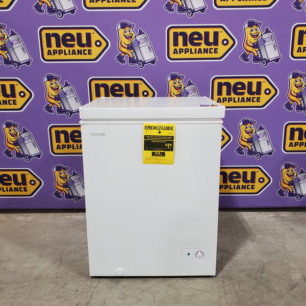 Vissani 5.0 cu. ft. Manual Defrost Chest Freezer with LED Light in White, Garage Ready 25135SD598 - HMCF5W5 - Scratch & Dent (Minor)