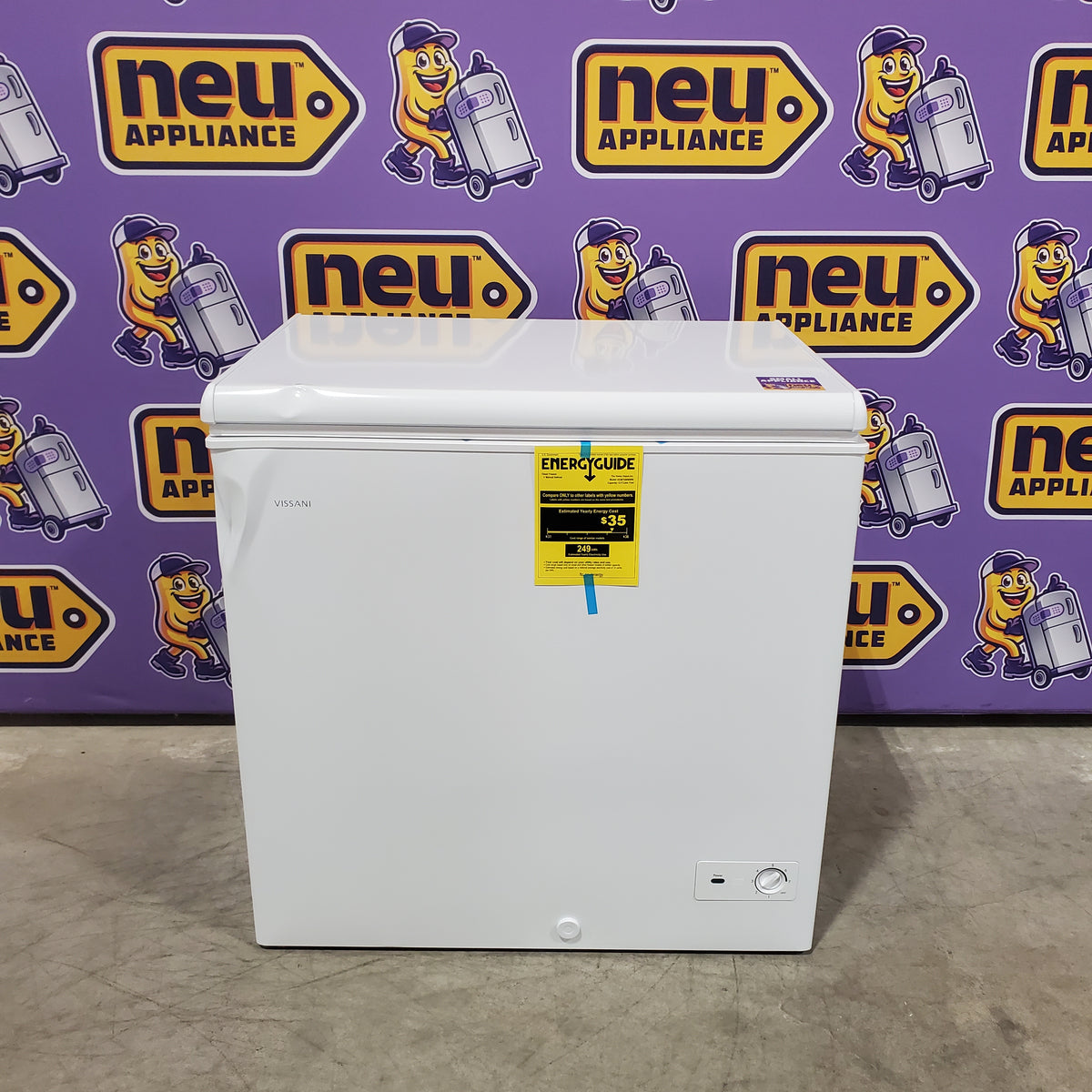Vissani 6.9 cu. ft. Manual Defrost Chest Freezer in White, Garage Ready with LED Light Type 251311SD1018 - DCM7QRWW - Scratch & Dent (Major)