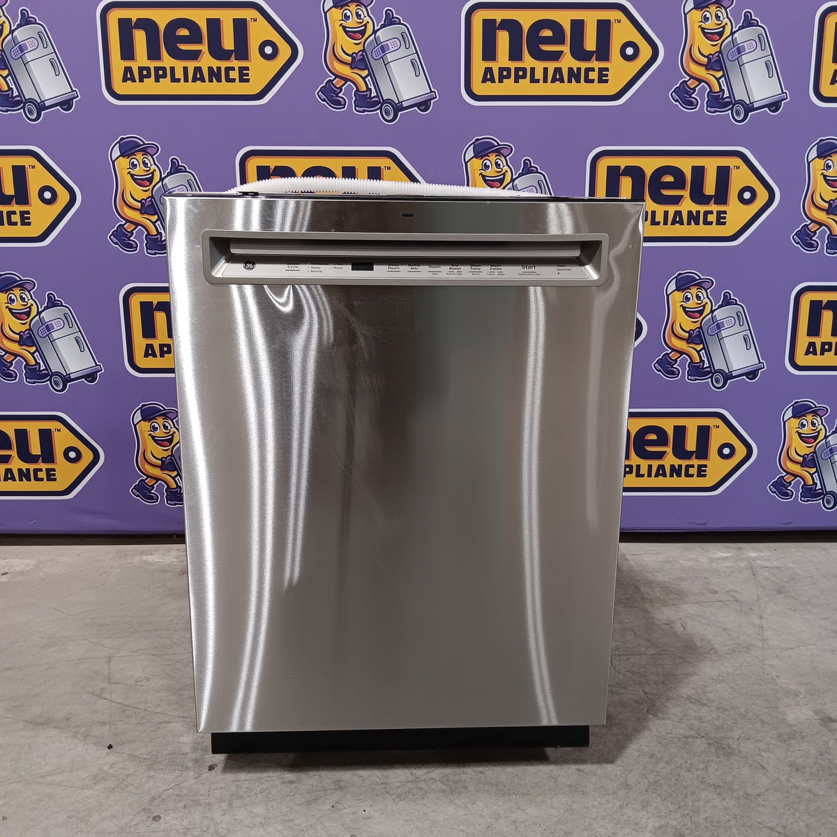 GE® ENERGY STAR® Fingerprint Resistant Front Control with Stainless Steel Interior Dishwasher with Sanitize Cycle 25CR177 - GDF670SYVFS - Scratch & Dent (Minor)