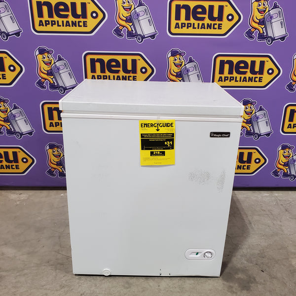 Magic Chef 5.0. cu. ft. Chest Freezer with Interior LED Light and Defrost Water Drain 25135SD596 - HMCF5W4 - Scratch & Dent (Minor)