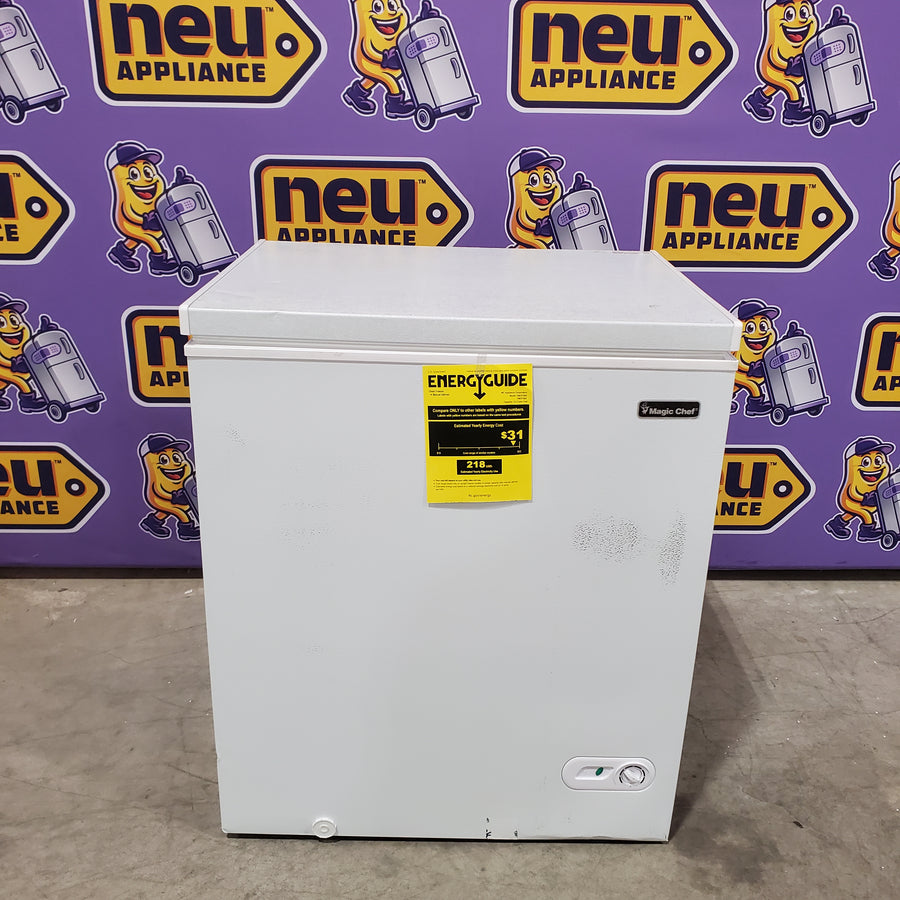 Magic Chef 5.0. cu. ft. Chest Freezer with Interior LED Light and Defrost Water Drain 25135SD596 - HMCF5W4 - Scratch & Dent (Minor)