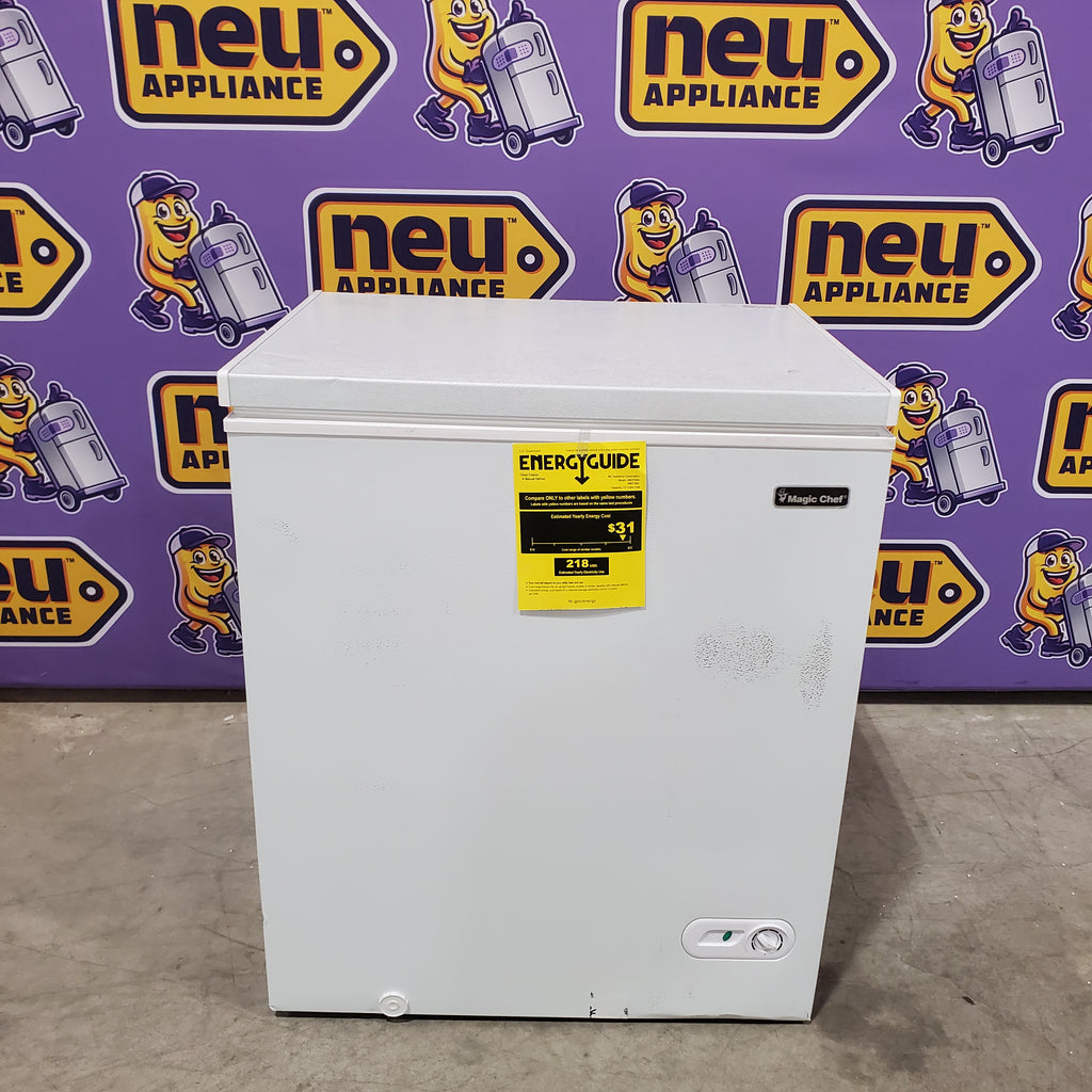 Magic Chef 5.0. cu. ft. Chest Freezer with Interior LED Light and Defrost Water Drain 25135SD596 - HMCF5W4 - Scratch & Dent (Minor)