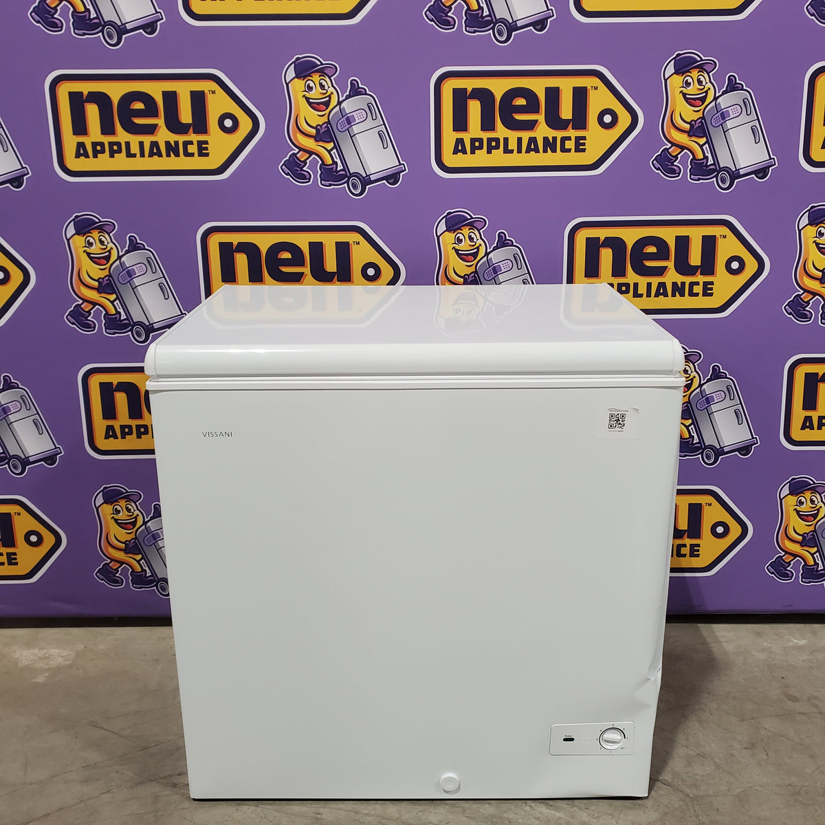 Vissani 6.9 cu. ft. Manual Defrost Chest Freezer in White, Garage Ready with LED Light Type 251311SD935 - DCM7QRWW - Scratch & Dent (Major)