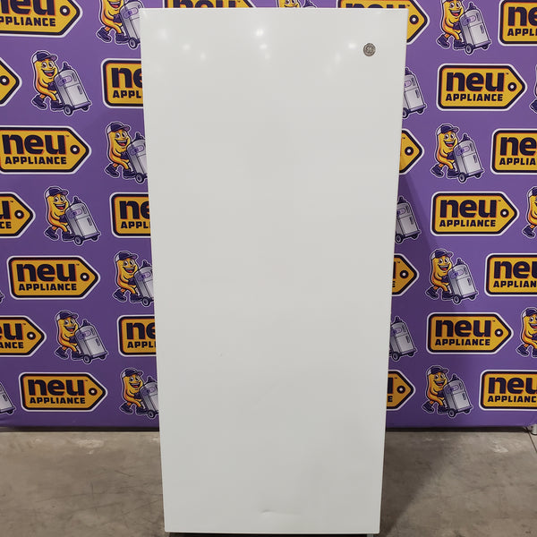 GE 21.3 Cu. Ft. Frost-Free Garage Ready Standup  Upright Freezer 25137SD693 - FUF21QRRWW - Scratch & Dent - Minor