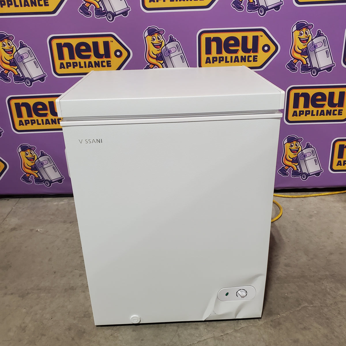 Vissani 5.0 cu. ft. Manual Defrost Chest Freezer with LED Light in White, Garage Ready SA678 - HMCF5W5 - Scratch & Dent (Moderate)