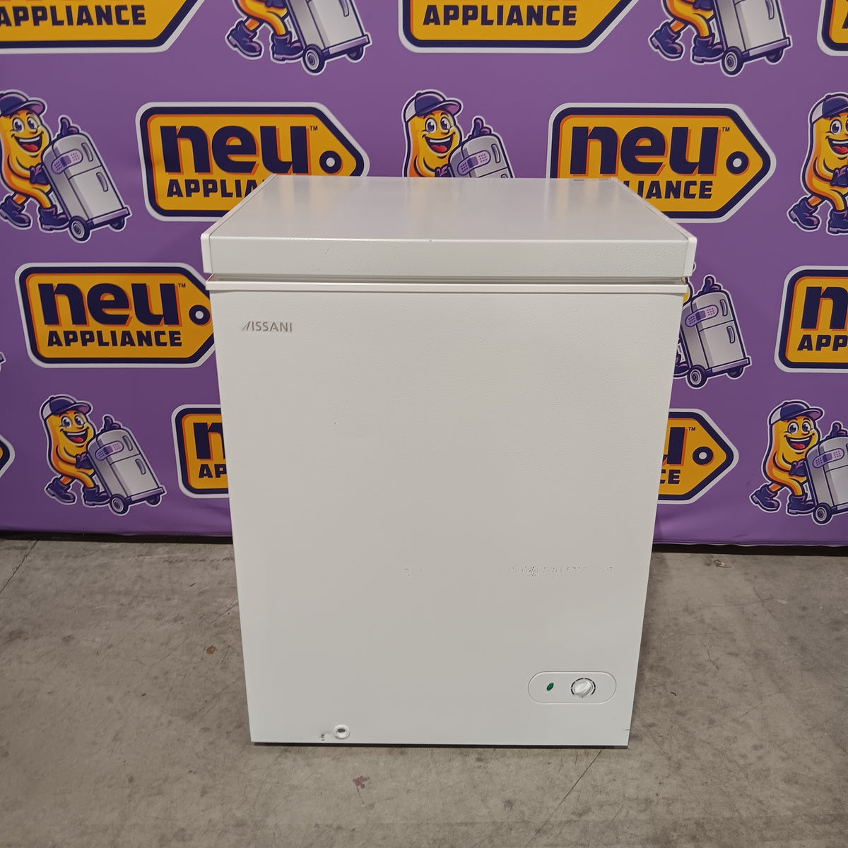 Vissani 5.0 cu. ft. Manual Defrost Chest Freezer with LED Light in White, Garage Ready 25139SD824 - HMCF5W5 - Scratch & Dent (Minor)