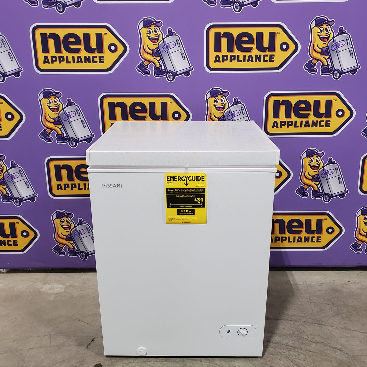 Vissani 5.0 cu. ft. Manual Defrost Chest Freezer with LED Light in White, Garage Ready SA329 - HMCF5W5 - Scratch & Dent (Minor)