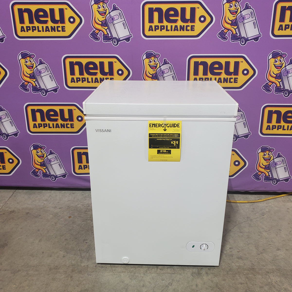 Vissani 5.0 cu. ft. Manual Defrost Chest Freezer with LED Light in White, Garage Ready HMCF5W5 - Scratch & Dent (Major)