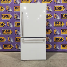 Hisense 33" Wide Counter Depth ENERGY STAR 17.2-cu ft Bottom-Freezer Refrigerator with Ice Maker in Fingerprint Resistant Stainless Steel 3SD659 - HRB171N6BSE - Scratch & Dent (Minor)