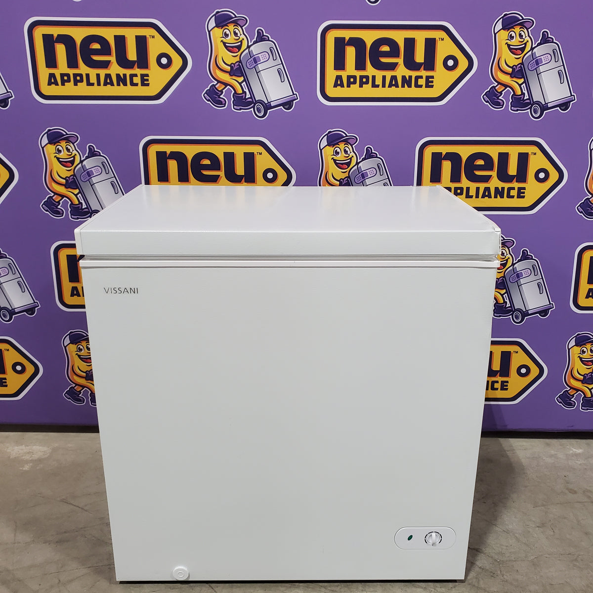 Vissani 7.0 cu. ft. Manual Defrost Chest Freezer with LED Light in White, Garage Ready 25130SD879 - HMCF7W5 - Scratch & Dent (Moderate)