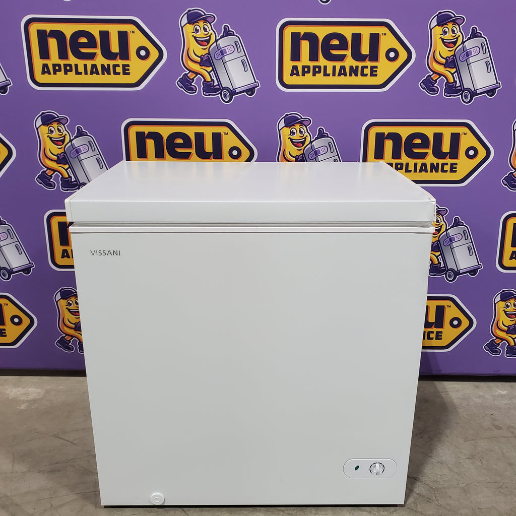 Pictures of Vissani 7.0 cu. ft. Manual Defrost Chest Freezer with LED Light in White, Garage Ready 25130SD879 - HMCF7W5 - Scratch & Dent (Moderate) - Neu Appliance Outlet - Discount Appliance Outlet in Austin, Tx