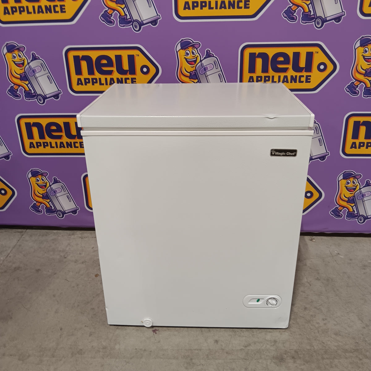 Magic Chef 5.0. cu. ft. Chest Freezer with Interior LED Light and Defrost Water Drain SA624 - HMCF5W4 - Scratch & Dent (Moderate)