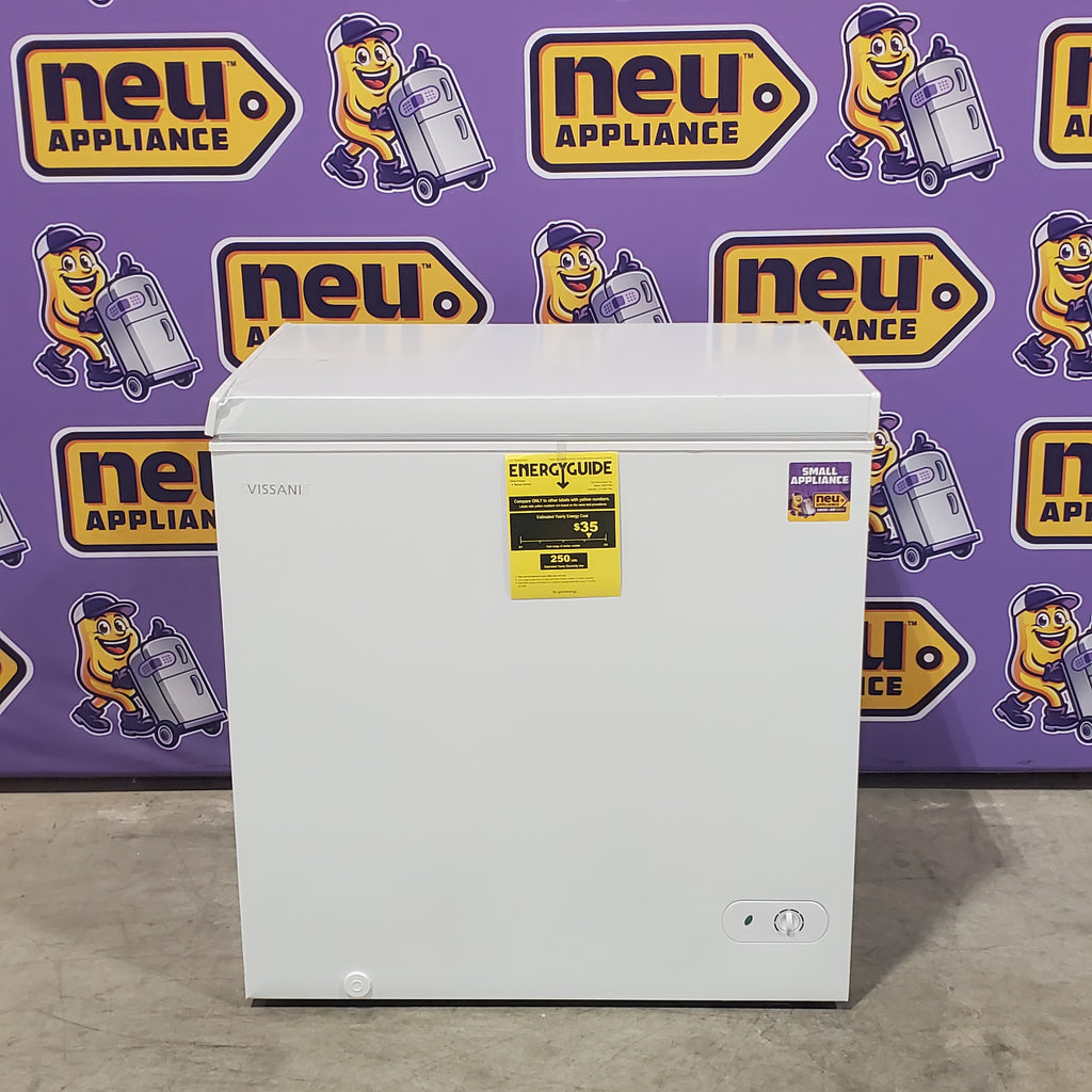 Vissani 7.0 cu. ft. Manual Defrost Chest Freezer with LED Light in White, Garage Ready 25133SD569 - HMCF7W5 - Scratch & Dent (Minor)