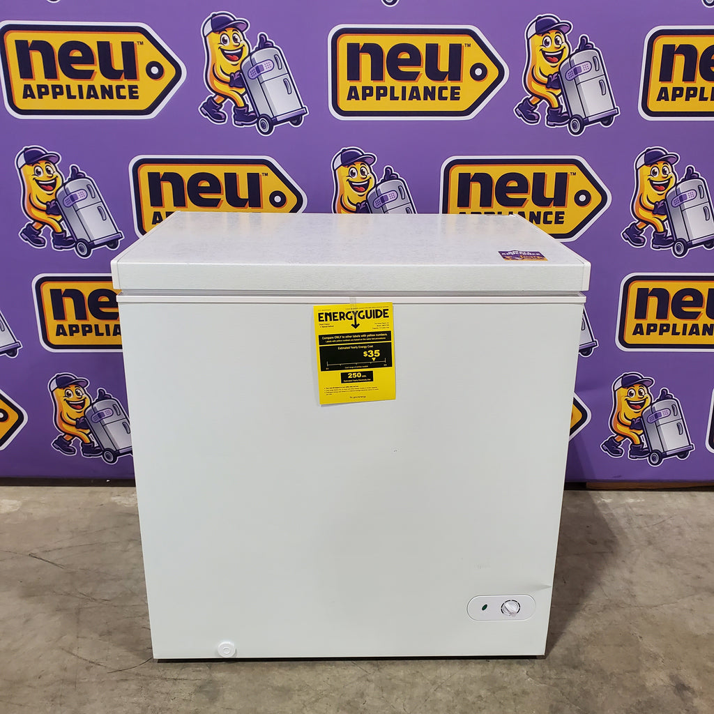 Vissani 7.0 cu. ft. Manual Defrost Chest Freezer with LED Light in White, Garage Ready SA306 - HMCF7W5 - Scratch & Dent (Minor)