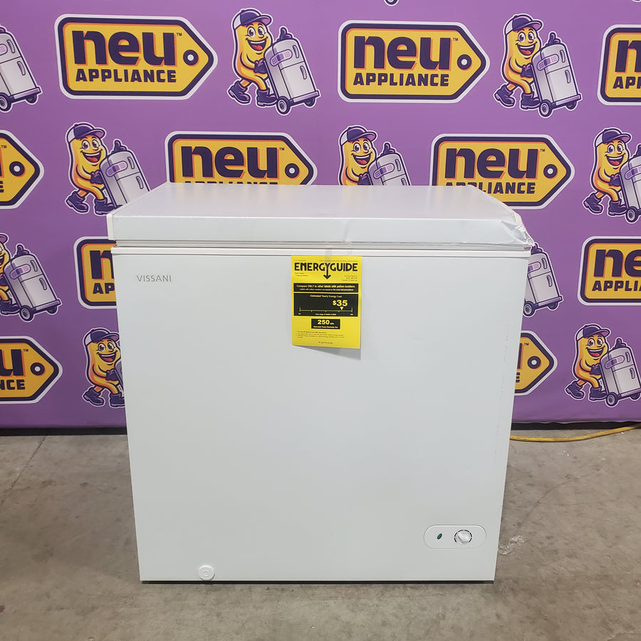Vissani 7.0 cu. ft. Manual Defrost Chest Freezer with LED Light in White, Garage Ready HMCF7W5 - Scratch & Dent (Moderate)
