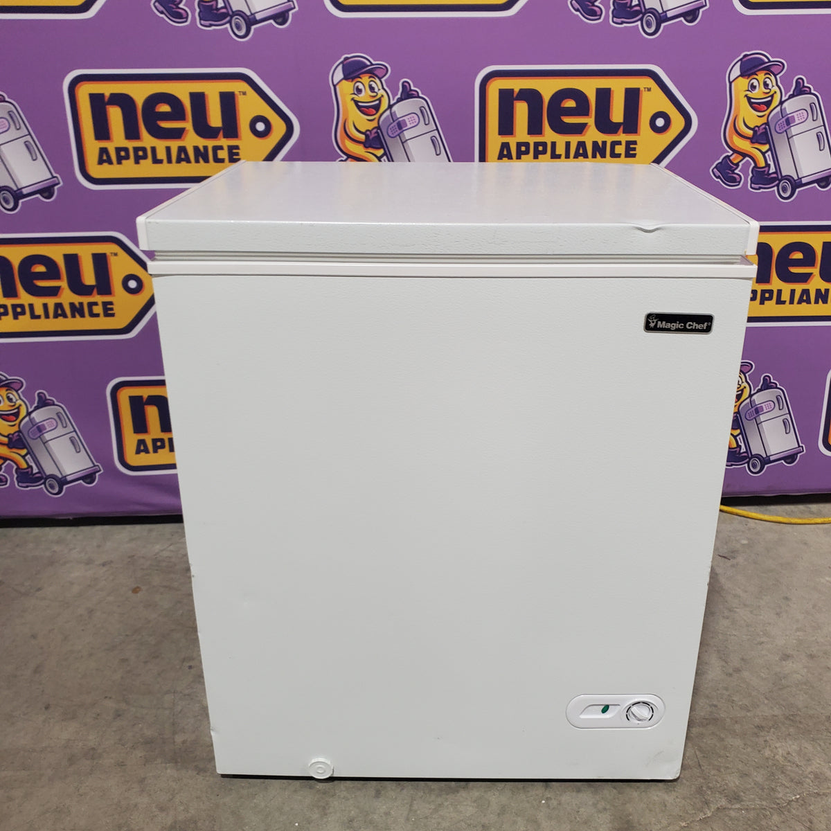 Magic Chef 5.0. cu. ft. Chest Freezer with Interior LED Light and Defrost Water Drain HMCF5W4 - Scratch & Dent (Major)