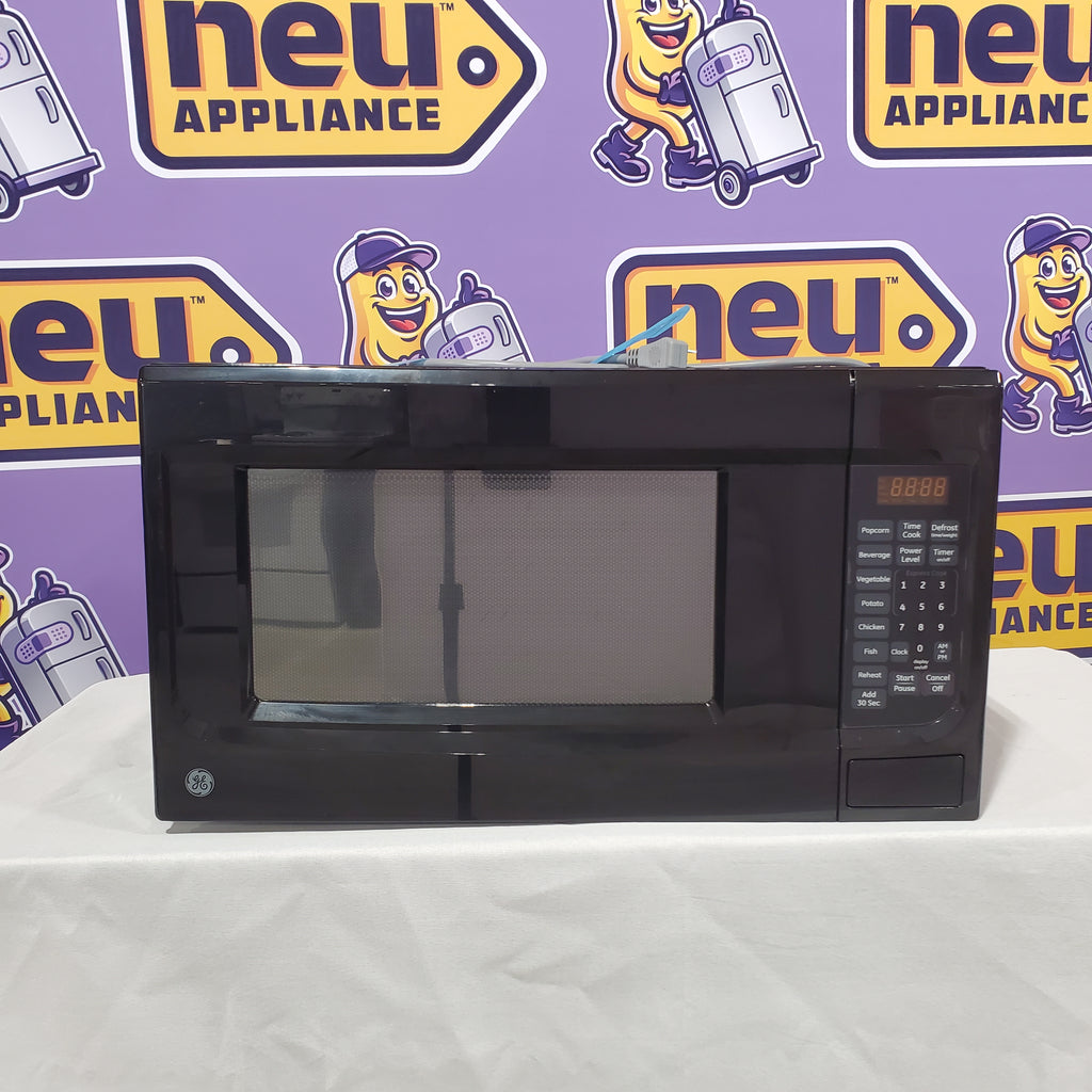 GE 1.4-cu ft 1100-Watt Countertop Microwave in Black 17SD209 - JES1460DSBB - Scratch & Dent (Minor)