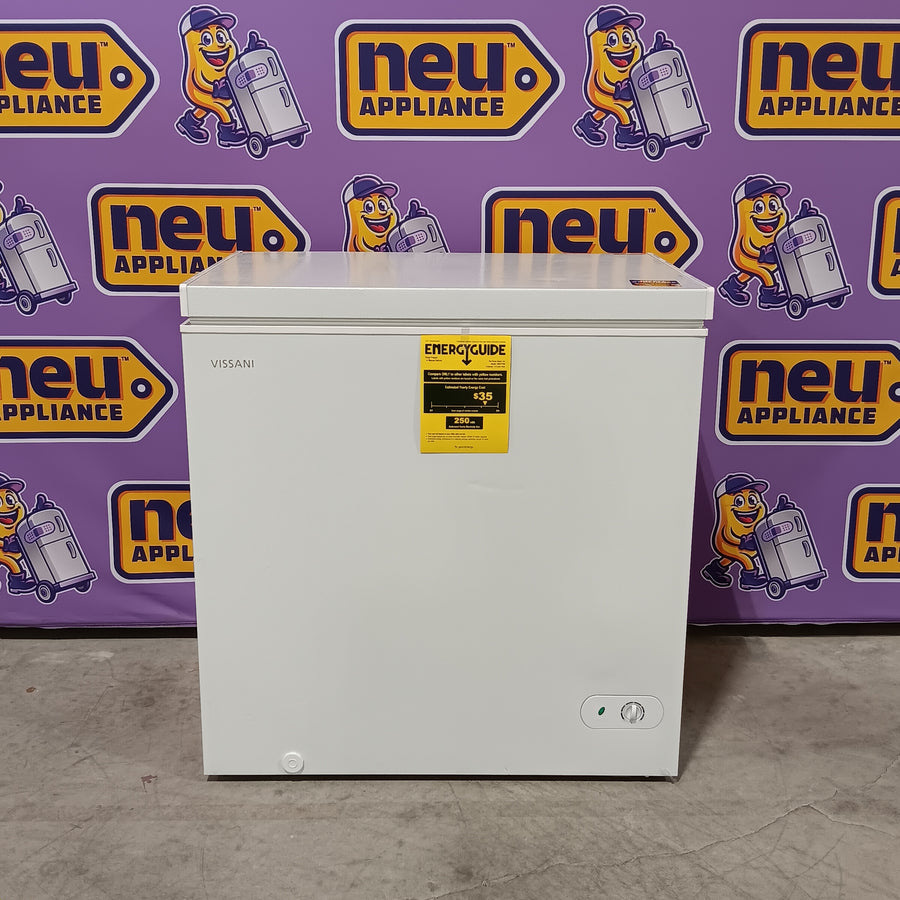 Vissani 7.0 cu. ft. Manual Defrost Chest Freezer with LED Light in White, Garage Ready 25132SD397 - HMCF7W5 - Scratch & Dent (Moderate)