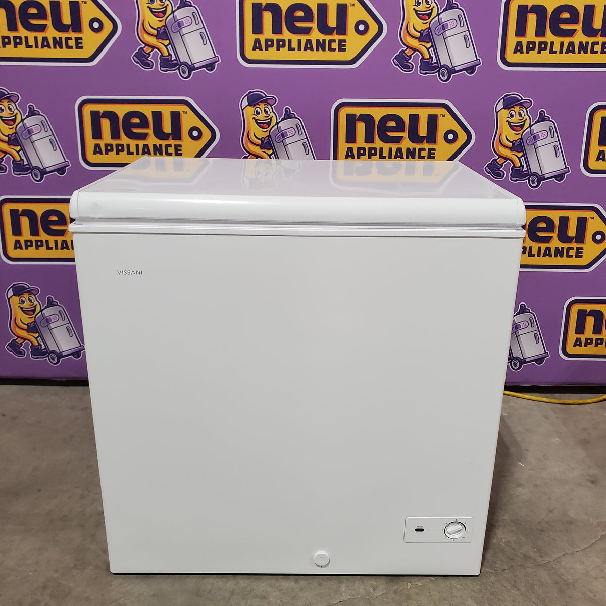 Vissani 6.9 cu. ft. Manual Defrost Chest Freezer in White, Garage Ready with LED Light Type 251312SD1037 - DCM7QRWW - Scratch & Dent (Minor)
