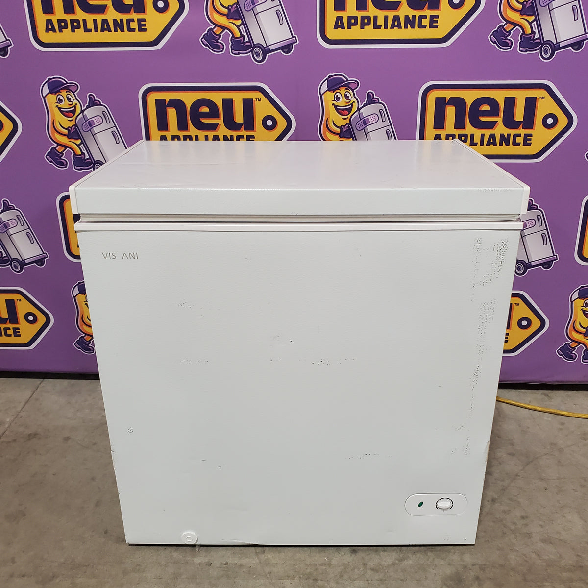 Vissani 7.0 cu. ft. Manual Defrost Chest Freezer with LED Light in White, Garage Ready HMCF7W5 - Scratch & Dent (Major)