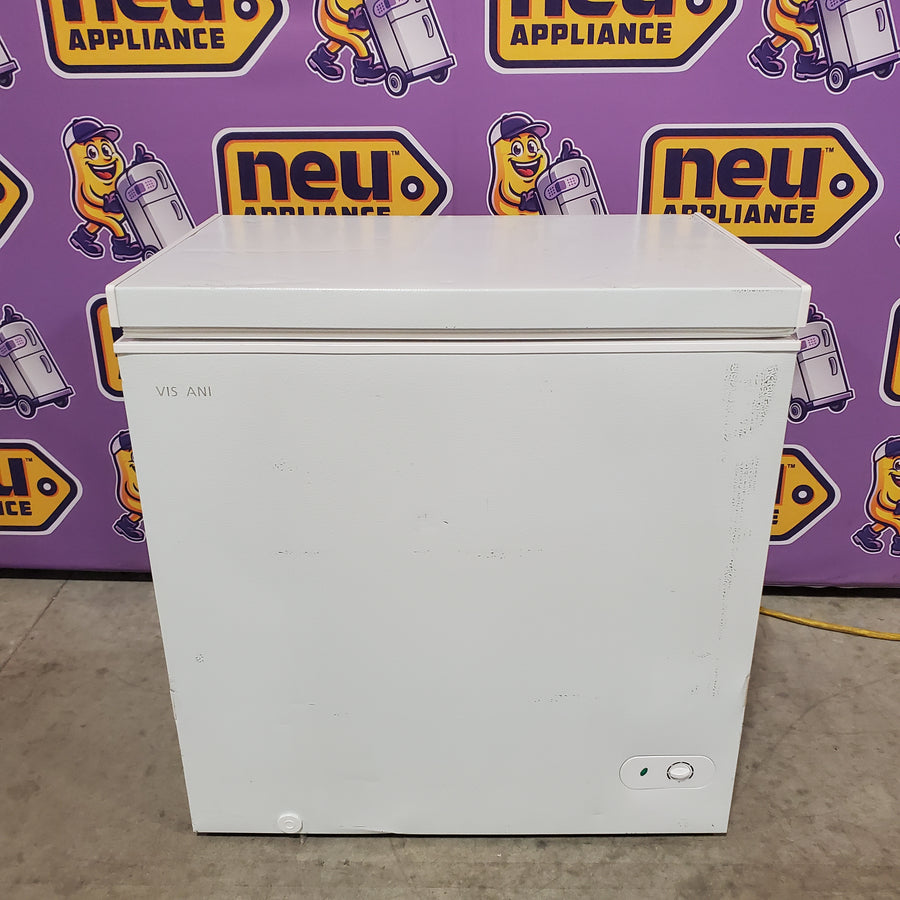 Vissani 7.0 cu. ft. Manual Defrost Chest Freezer with LED Light in White, Garage Ready HMCF7W5 - Scratch & Dent (Major)